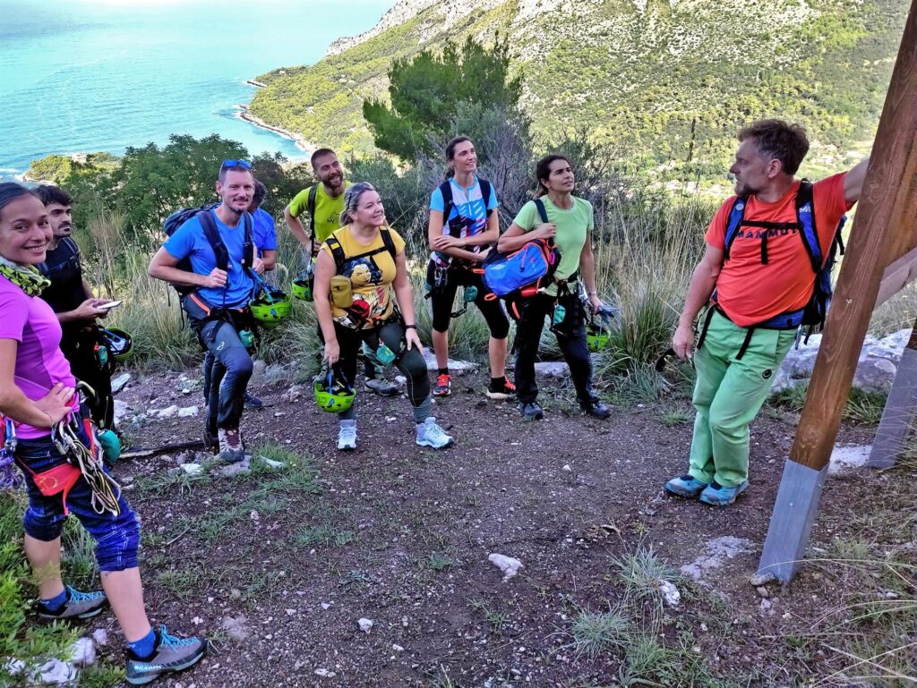 breefing con la guida all&#039;attacco della ferrata: alcuni nel gruppo non ne hanno mai fatte