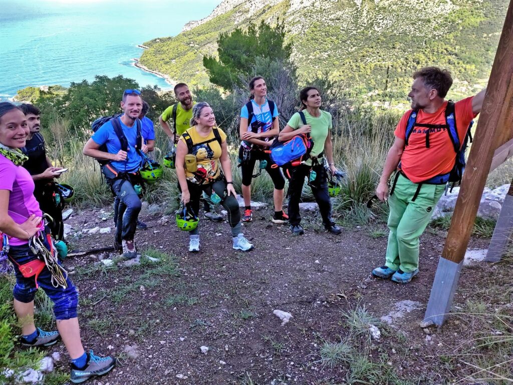 breefing con la guida all'attacco della ferrata: alcuni nel gruppo non ne hanno mai fatte