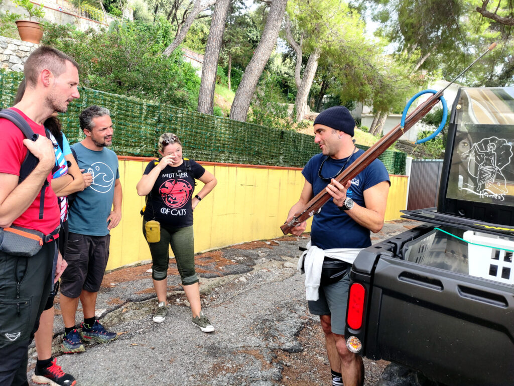 Francesco: archeologo, campione di pesca subacquea, sarebbe stato il nostro uomo. Qui ci mostra la sua super fiocina personalizzata