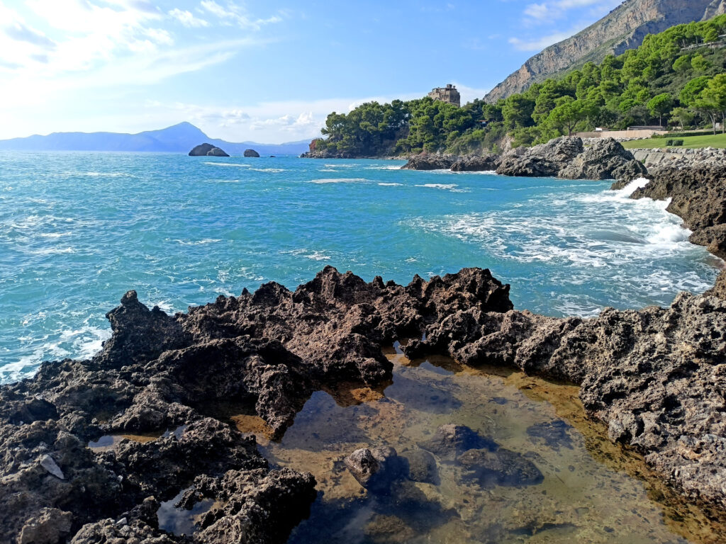 vista verso la Campania: quella che si vede all'orizzonte è la Costa degli Infreschi