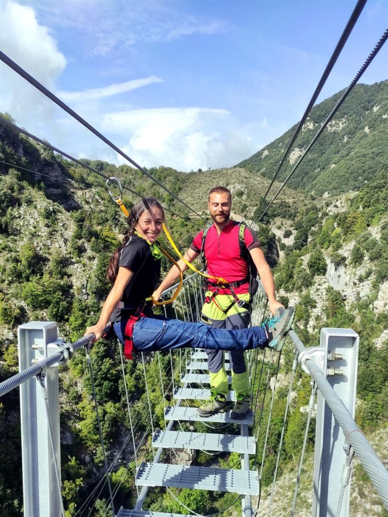 più o meno a metà del ponte