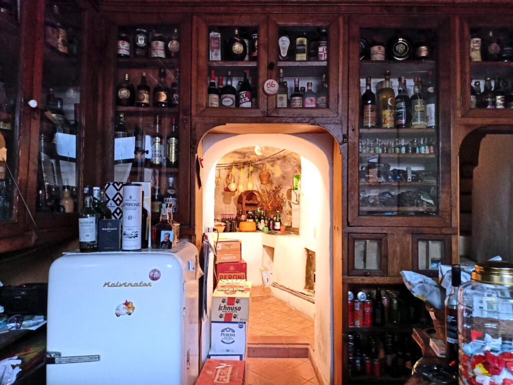 il bar della Clementina: li vedete i caciocavalli appesi nel retrobottega?!