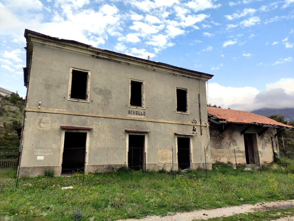 le ex stazioni ferroviarie che si incontrano lungo il percorso, fanno molto paesaggio post-industriale