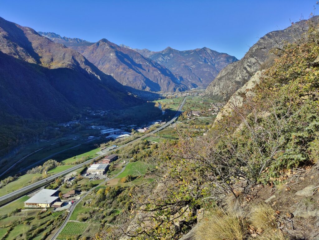 vista sulla valle: le ombre pomeridiane cominciano ad allungarsi sull&#039;opposto versante
