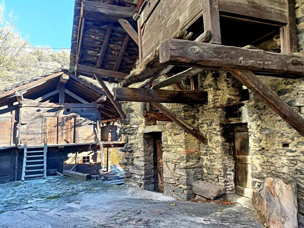 antiche strutture in pietra e legno, ben conservate