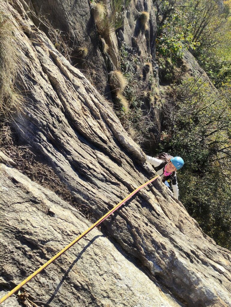 Erica sul primo tiro, la roccia è uno gneiss generoso