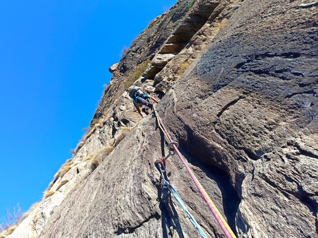 terzo tiro, su roccia in alcuni punti non bellissima