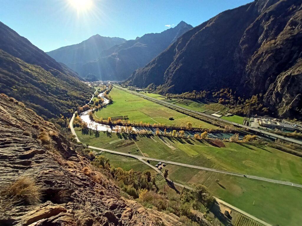 vista sulla valle nel momento di massimo soleggiamento, sullo sfondo il Forte di Bard