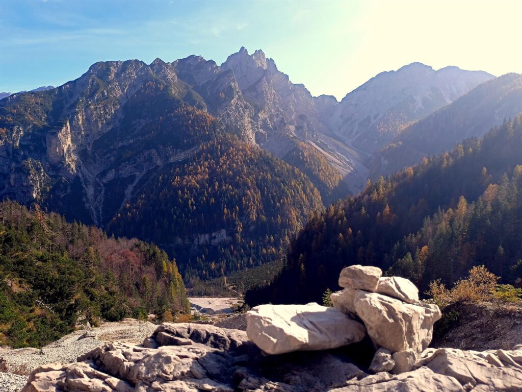 Ci lasciamo alle spalle il Rifugio Pordenone con il sole alto nel cielo: è circa l'una del pomeriggio