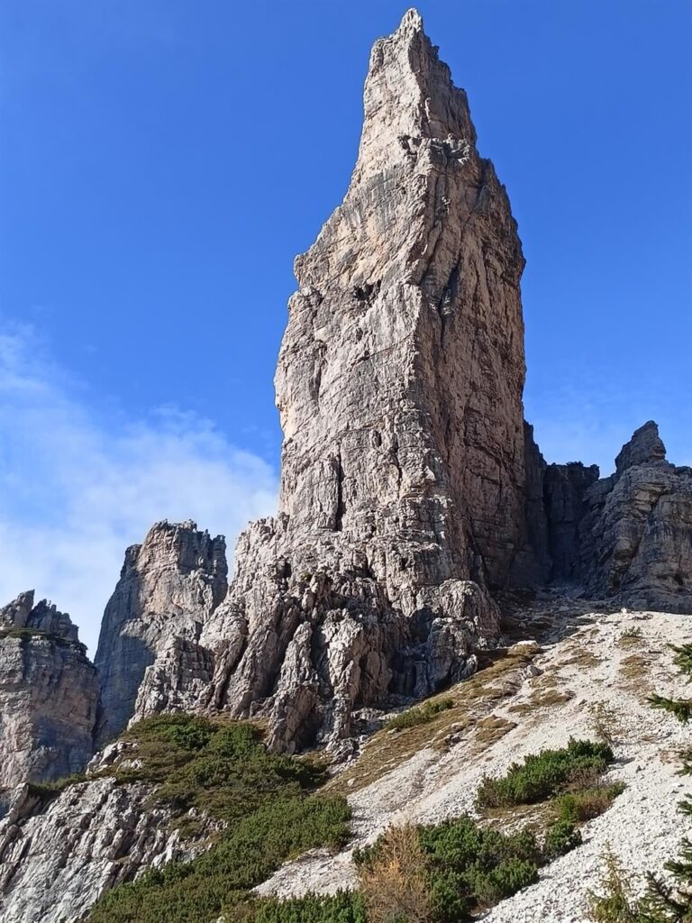 si vede la traccia che porta all&#039;attacco della Via Normale, che risale lo zoccolo roccioso alla base del Campanile