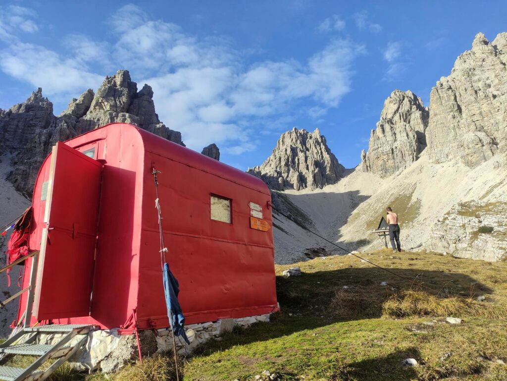 la scatoletta di latta, che contiene nove posti letto