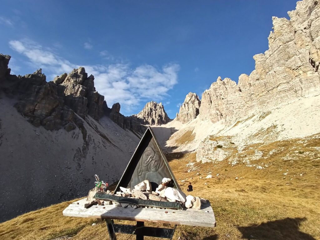 piccolo altare subito dietro al Bivacco, in fondo la Forcella di Val Montanaia