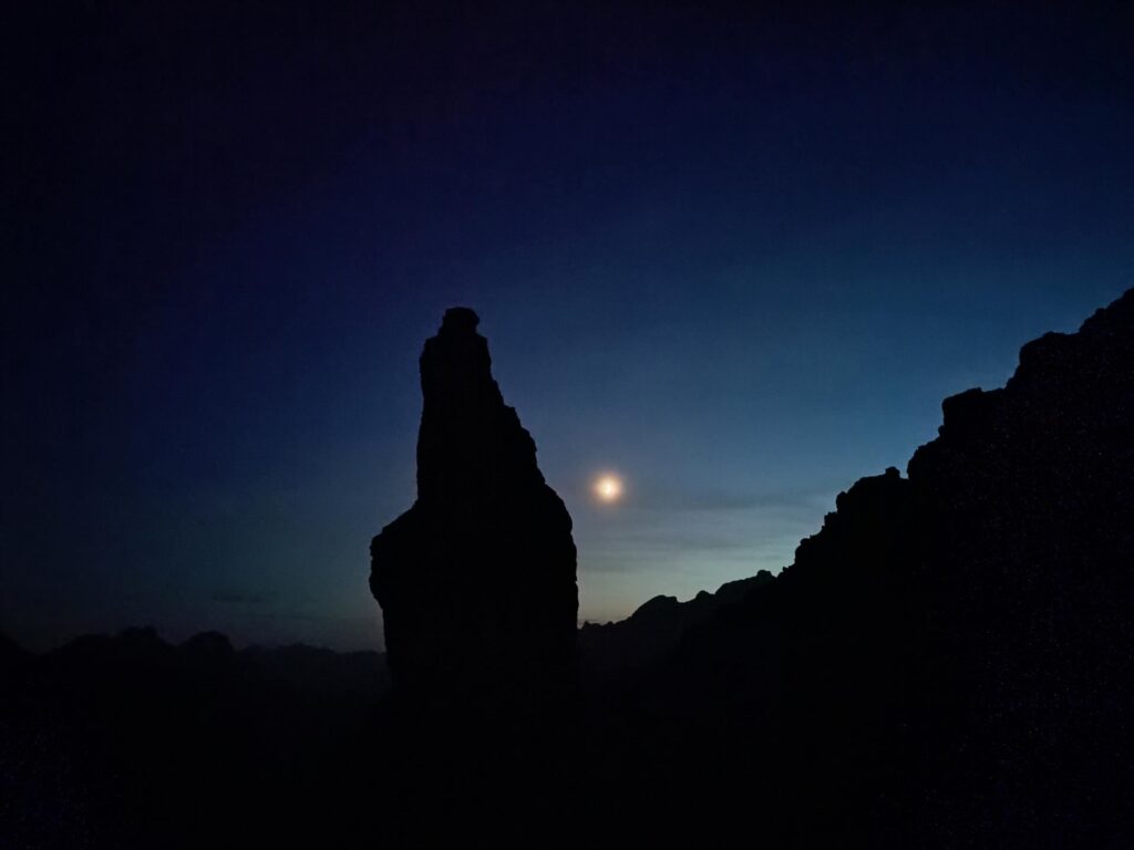 inconfondibile sagoma del Campanile di Val Montanaia, in una notte dal cielo tersissimo