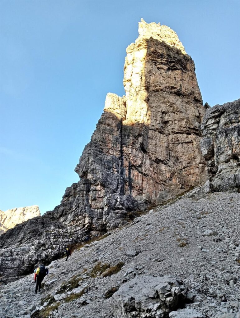 lungo la traccia che conduce all'attacco della Via Normale: lasceremo alla base tutte le cose che non servono, per recuperarle alla fine