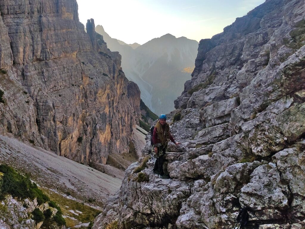 il primo tratto di roccette si può fare slegati, per arrivare alla sosta del primo tiro