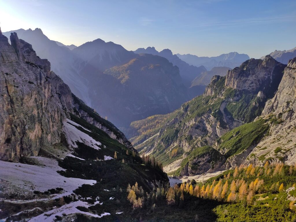 un paesaggio ricco di sfumature si apre ai nostri piedi