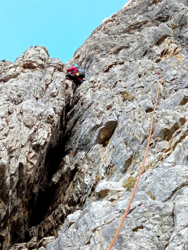 sempre il primo tiro: in questo punto c'è un cordone su clessidra