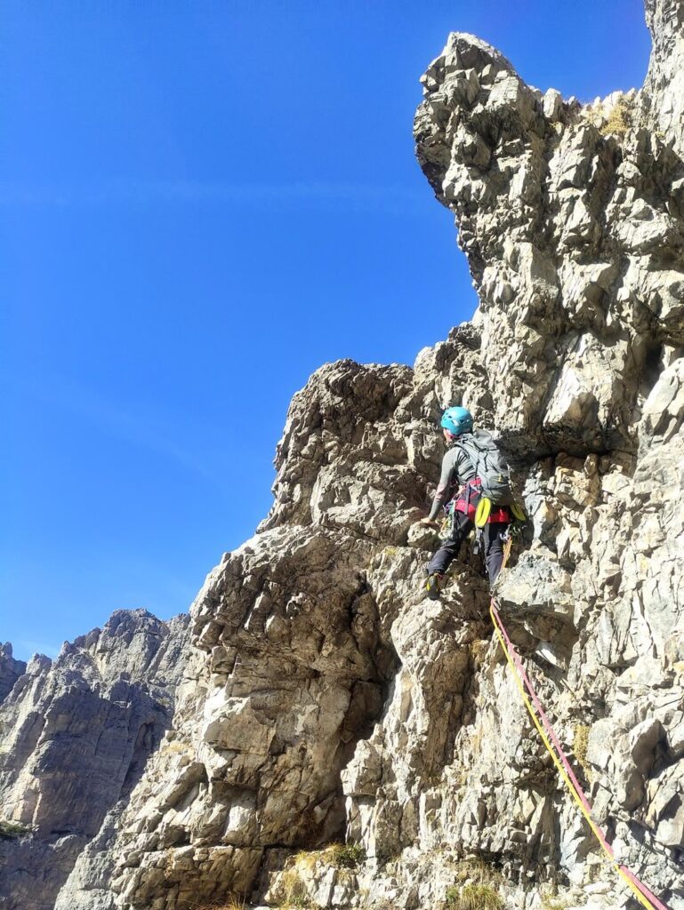 il quarto tiro, con una facile diagonale sinistra, porta sul Pulpito Cozzi, alla base della fessura