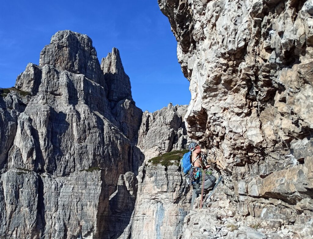 il traverso dopo la fessura Cozzi, Gabri sta per passare sull&#039;opposto versante