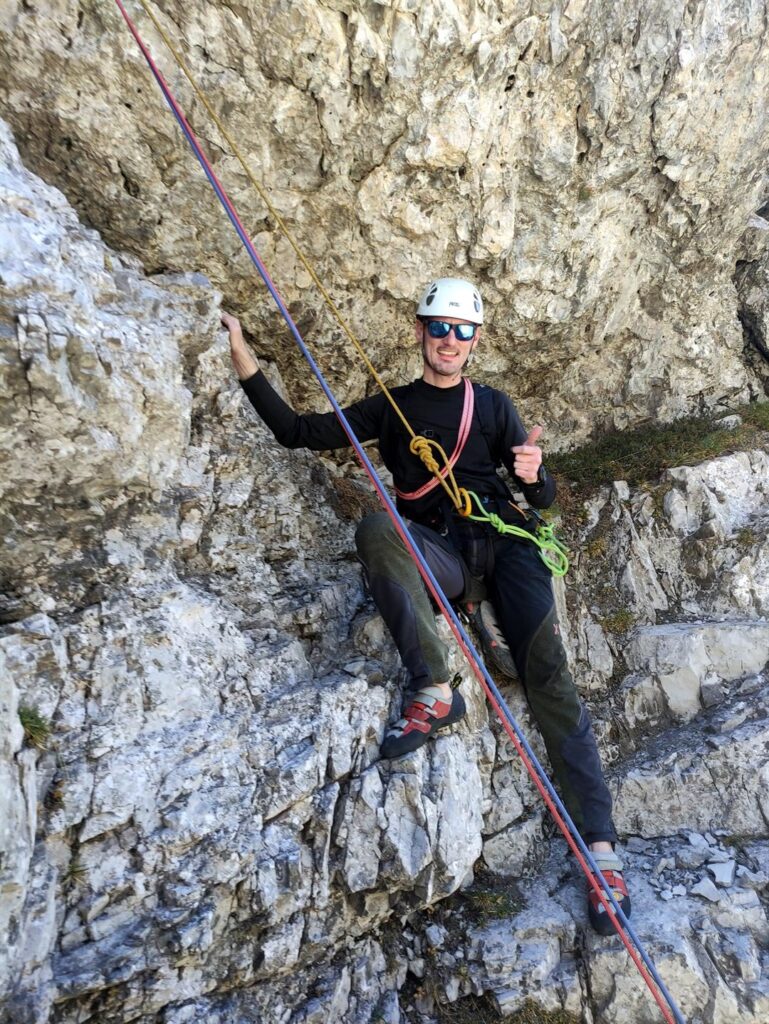 mentre noi saliamo, altre cordate si stanno calando