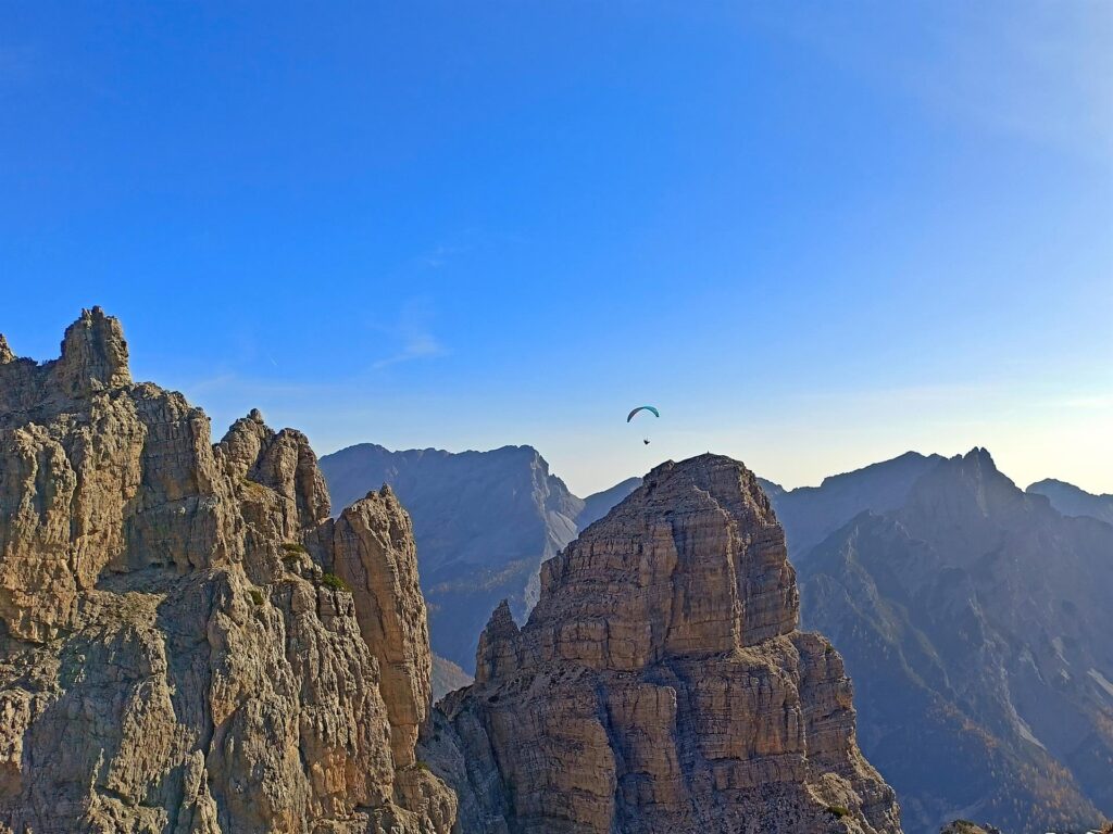 un parapendio svolazza sulle cime