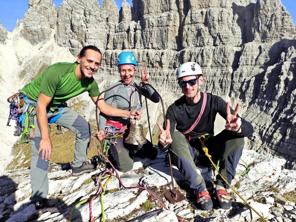 foto della cordata al completo, con campana di vetta