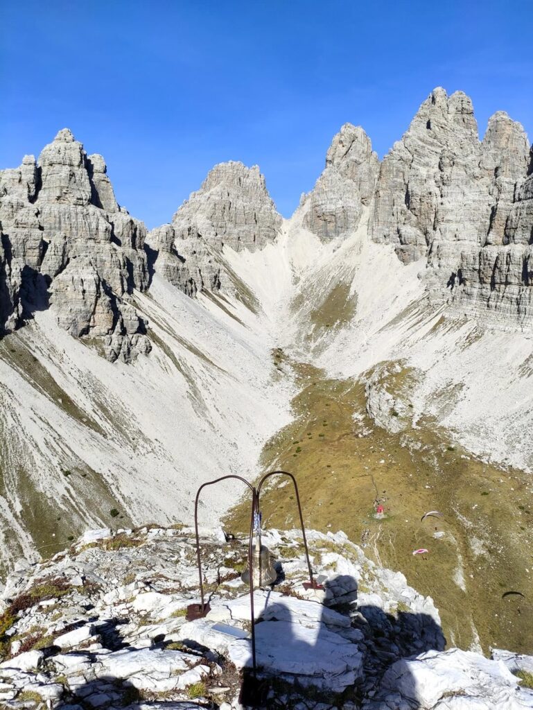 vista verso la Forcella di Val Montanaia, con il bivacco che da qui è poco più di un puntino rosso