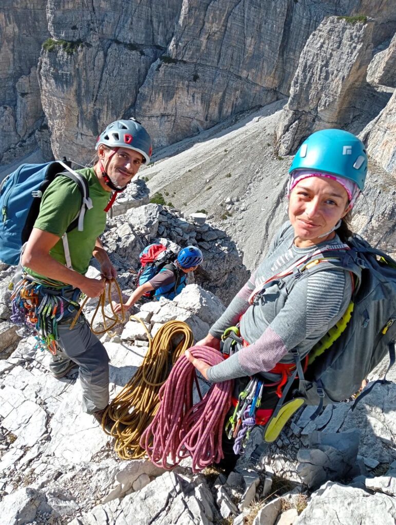 c'è parecchio traffico... iniziamo ad allestire le doppie, lasciando la cima alle altre cordate in arrivo