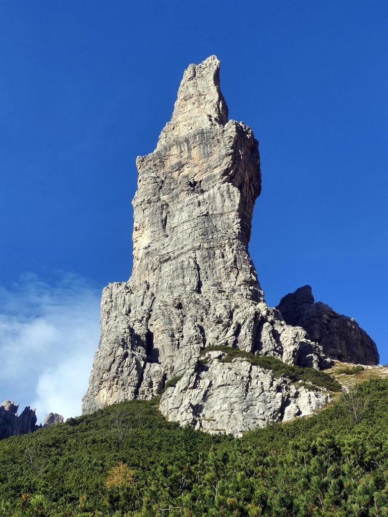 il sentiero passa sotto e accanto al Campanile, in bella vista il versante sud, sud-est