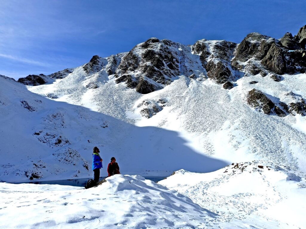 Io e il Niggah ci fermiamo a gustare la vista verso il Monte Valletto. Erica invece proseguirà verso il secondo lago