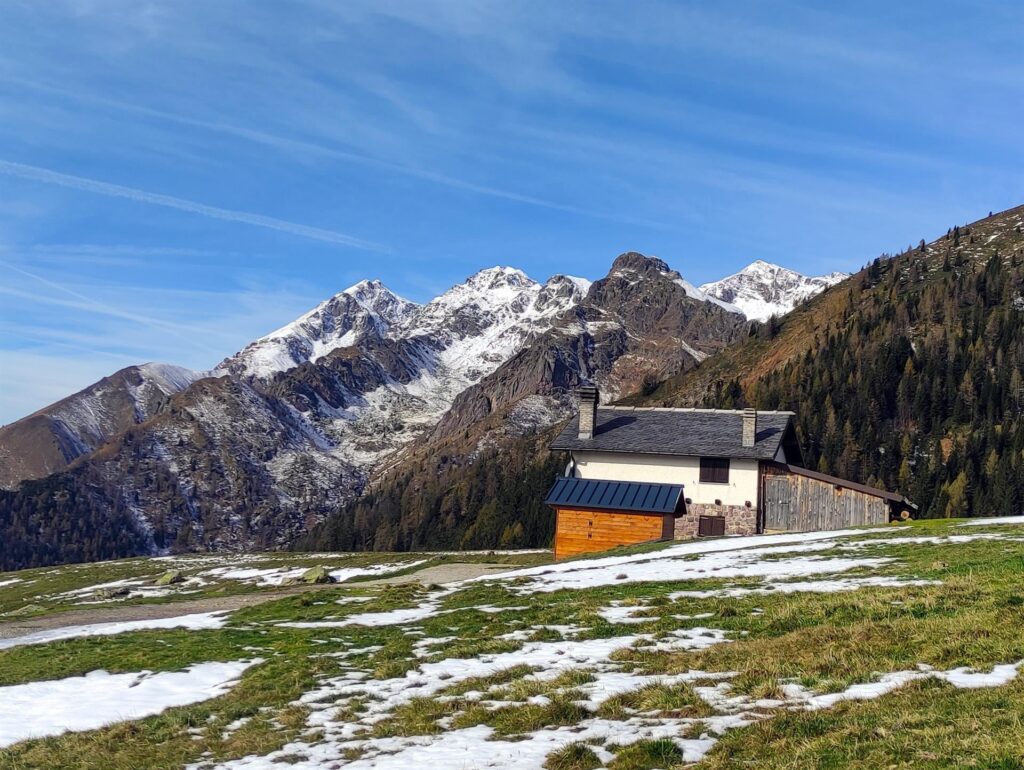 Una delle bella baite ai Piani dell'Avaro, con il Tre Signori e il San Giacomo sullo sfondo