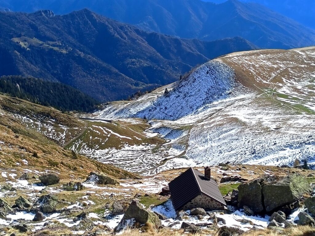 Questo è un grazioso bivacco che si incontra sul sentiero, con zona letto e camino, ideale per l'inverno