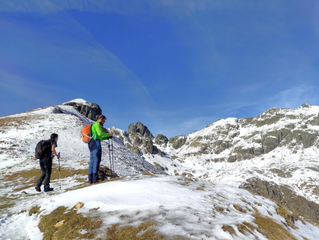 Siamo arrivati al punto in cui si traversa sul lato esposto a nord. Decidiamo di inforcare i ramponi (anche perché li abbiamo portati sulle spalle!)