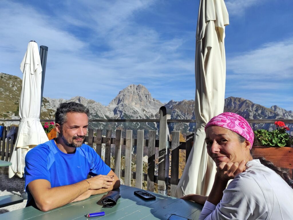 ... e le gambe sotto al tavolo le abbiamo messe! la spettacolare terrazza del Rifugio Cava Buscada