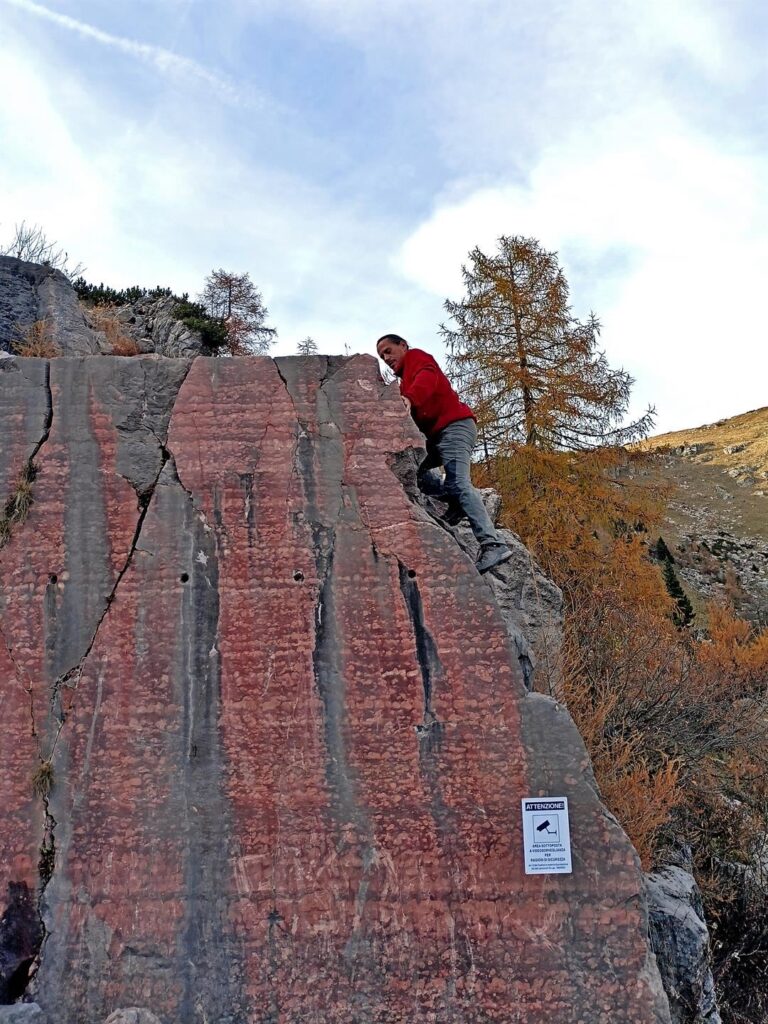 Gabri fa bouldering sui grossi blocchi di marmo della cava