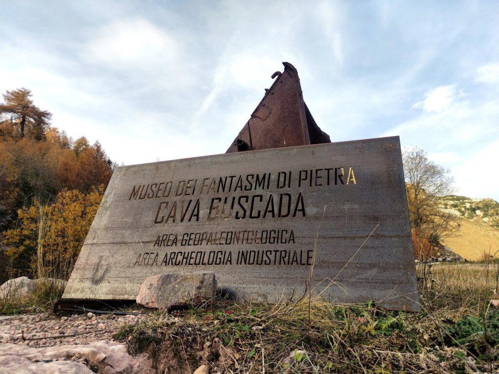 effettivamente nell'area della cava si trovano anche i "fantasmi" delle vecchie attrezzature