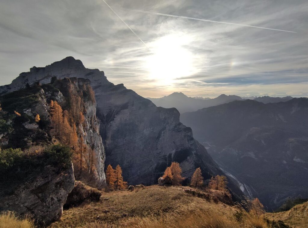 le giornate sono brevi in questo periodo... guardando verso la Valle del Piave, sulla dorsale del Monte Palazza