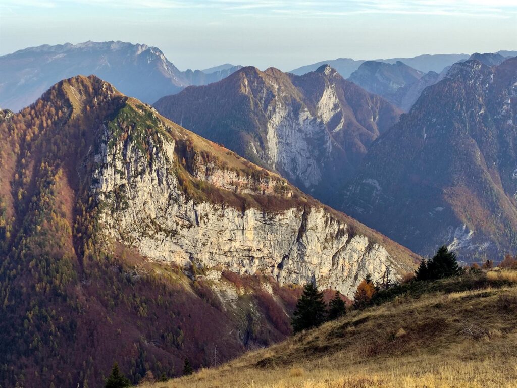 caratteristica formazione rocciosa verso la Val Zemola, da quassù impressionante
