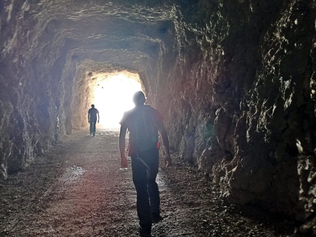 si passa all'interno di una galleria che precede di poco il rifugio