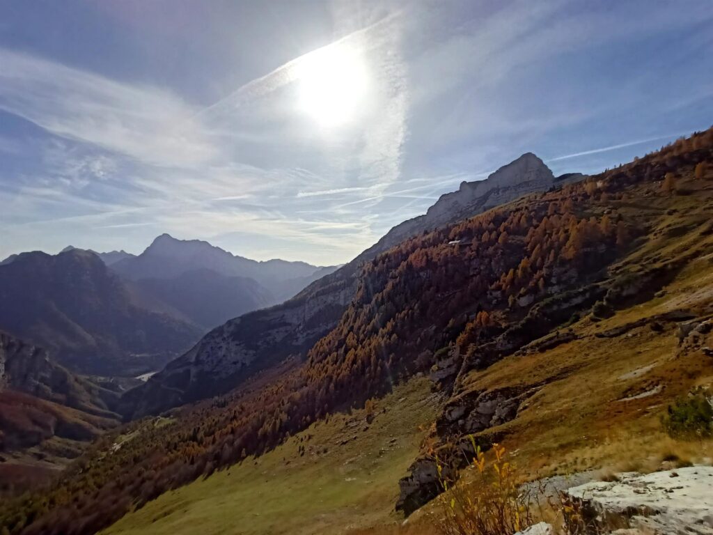 sbucati dalla galleria già si vede il Rifugio Cava Buscada