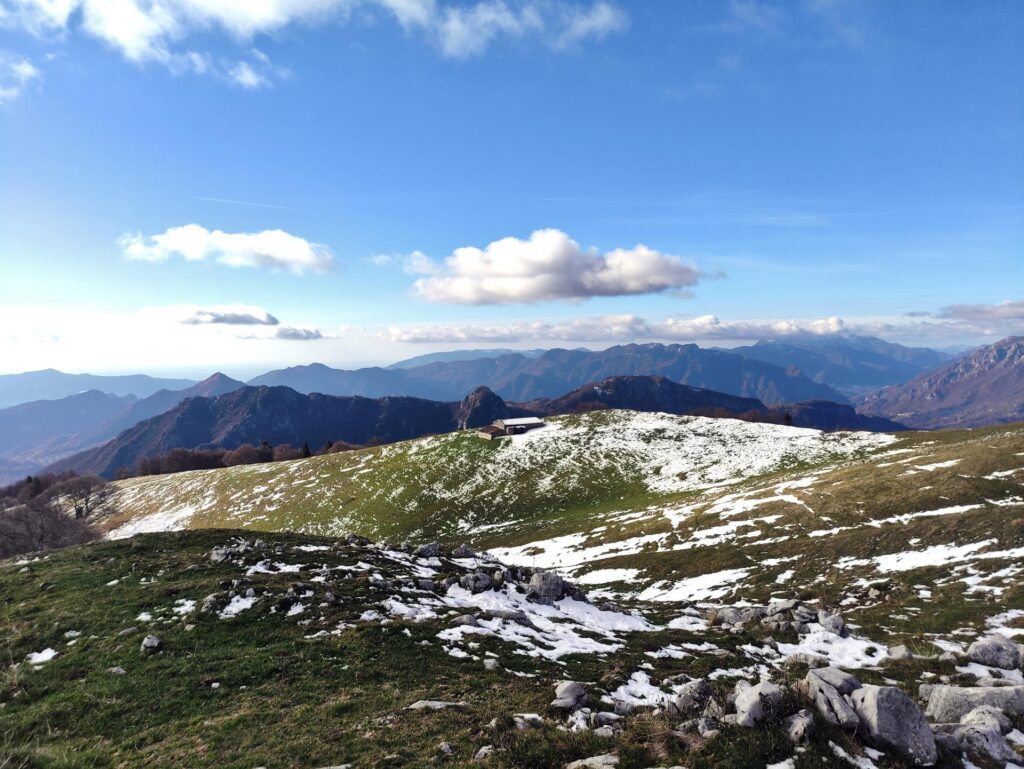 baite isolate sull'altopiano, che ci lasciamo alle spalle