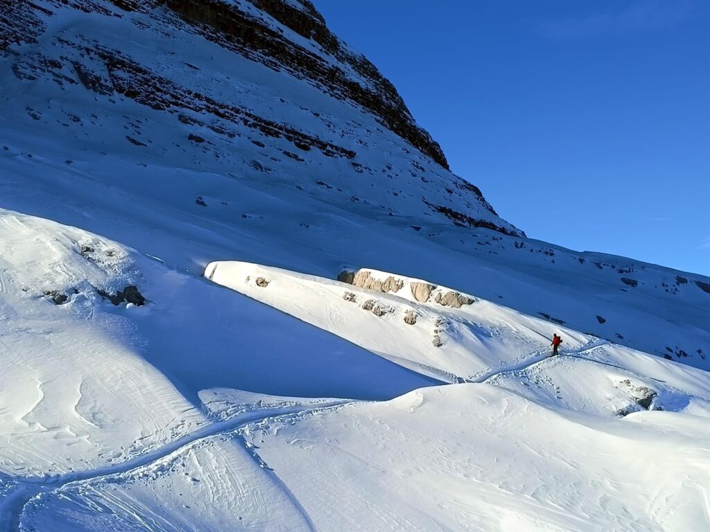 passiamo sotto le pareti della Cima Grostè