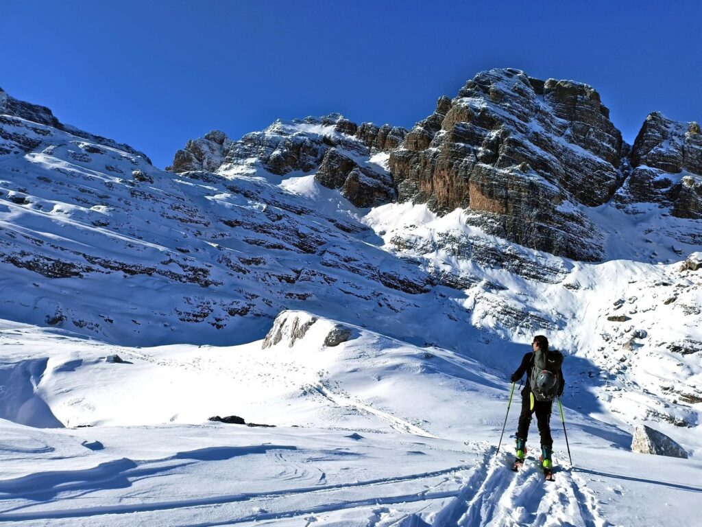 siamo nei pressi della piccola croce, dove la traccia scende per qualche decina di metri per poi piegare verso destra