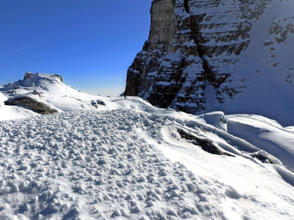 la neve scolpita dal vento in piccole piramidi