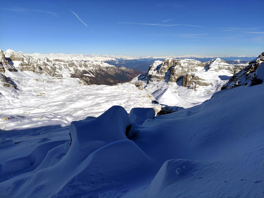 le gobbe immacolate risalendo lungo il versante nord della Cima Roma