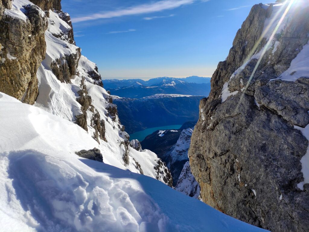 giunti in cresta, si intravede già lo spettacolo del lago di Molveno sul versante opposto del Brenta tramite questa finestra