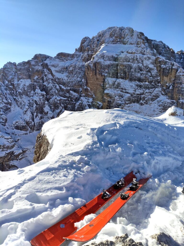 I fidati sci in vetta con la Cima Brenta sullo sfondo