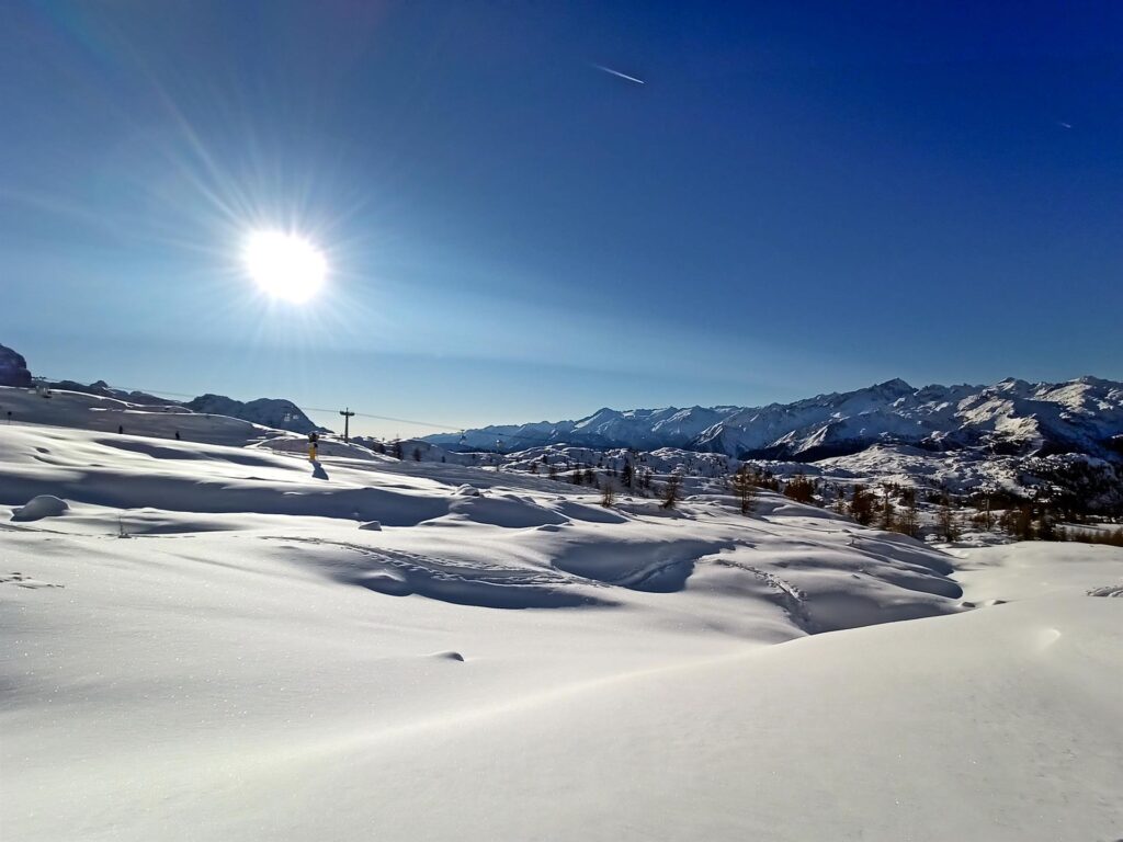 la giornata ha tenuto alla grande... si scende verso l'intermedio (ciaspole) mentre Gabri proseguirà la discesa sulle piste