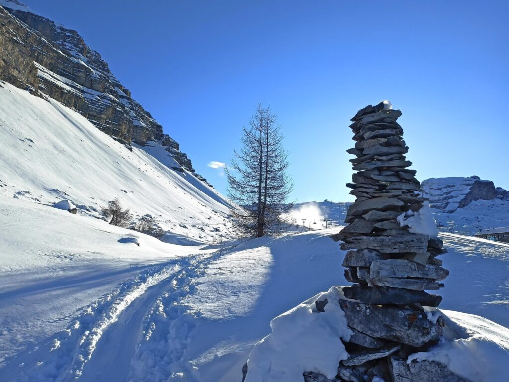 lungo la traccia scialpinistica, che in alcuni punti ricalca il sentiero estivo