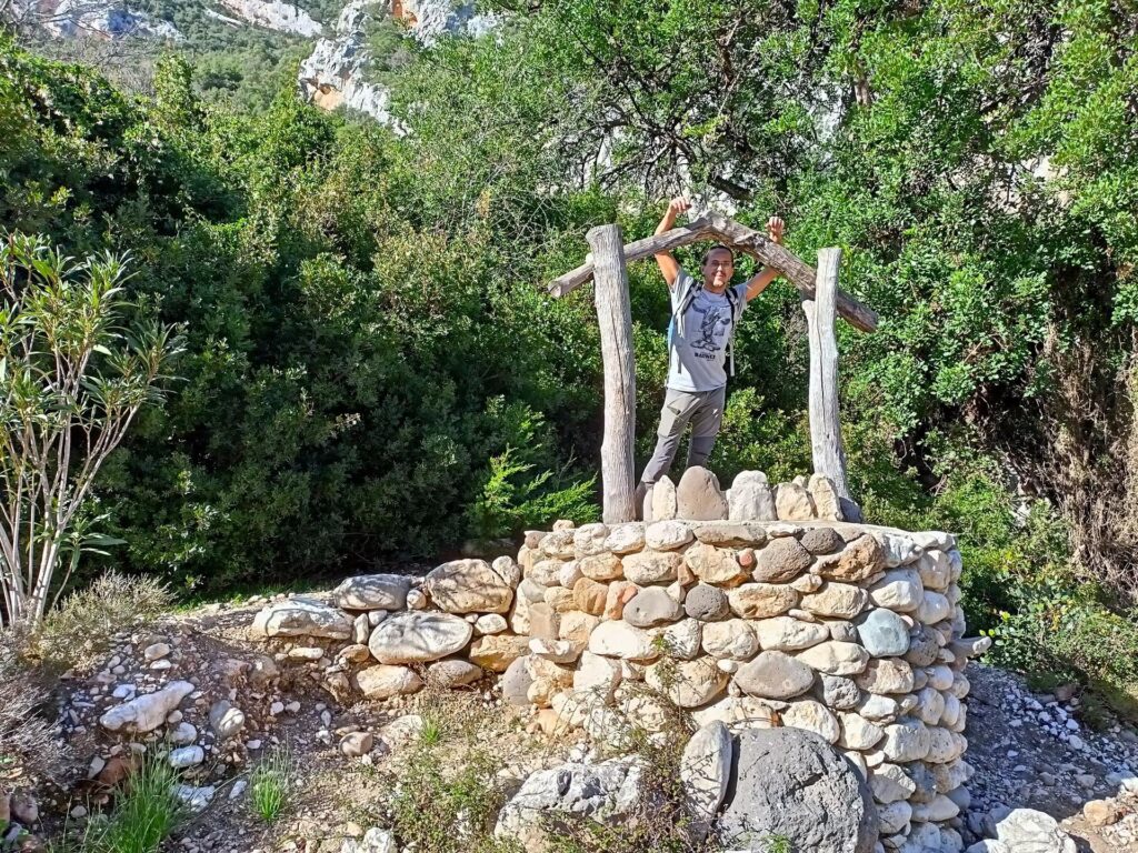 lungo la sterrata solo pedonale che porta a Cala Sisine, vecchi manufatti (il pozzo eh! cosa avete pensato?!)